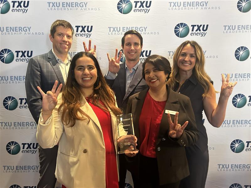 TXU Energy presents UH with the Leadership in Innovation Award